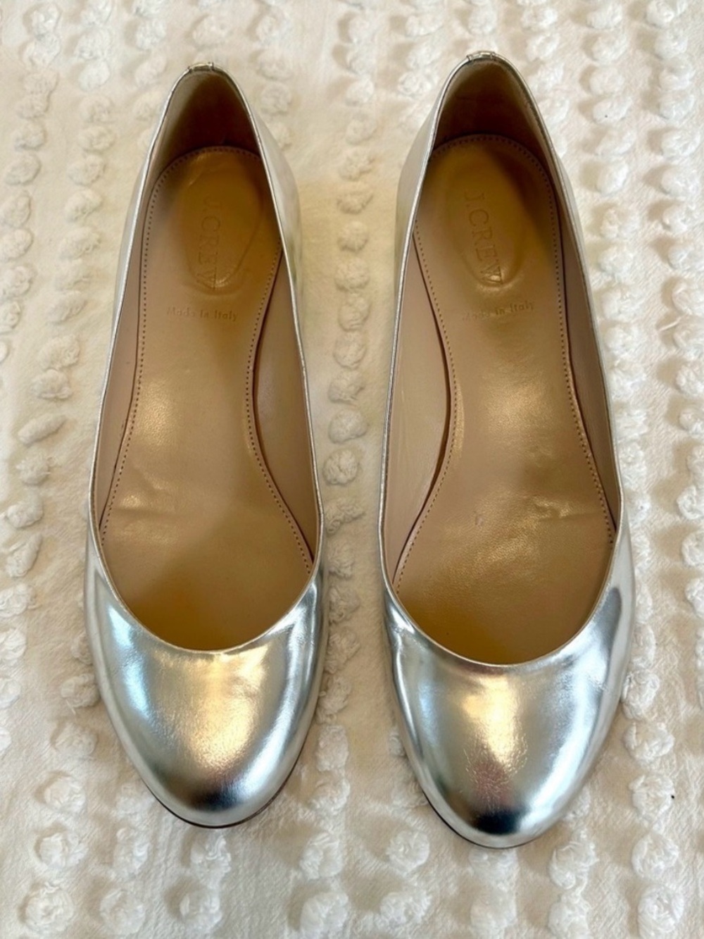 J Crew Women’s Silver Flats with Gold Accent Heel 8 1/2 - Picture 6 of 7